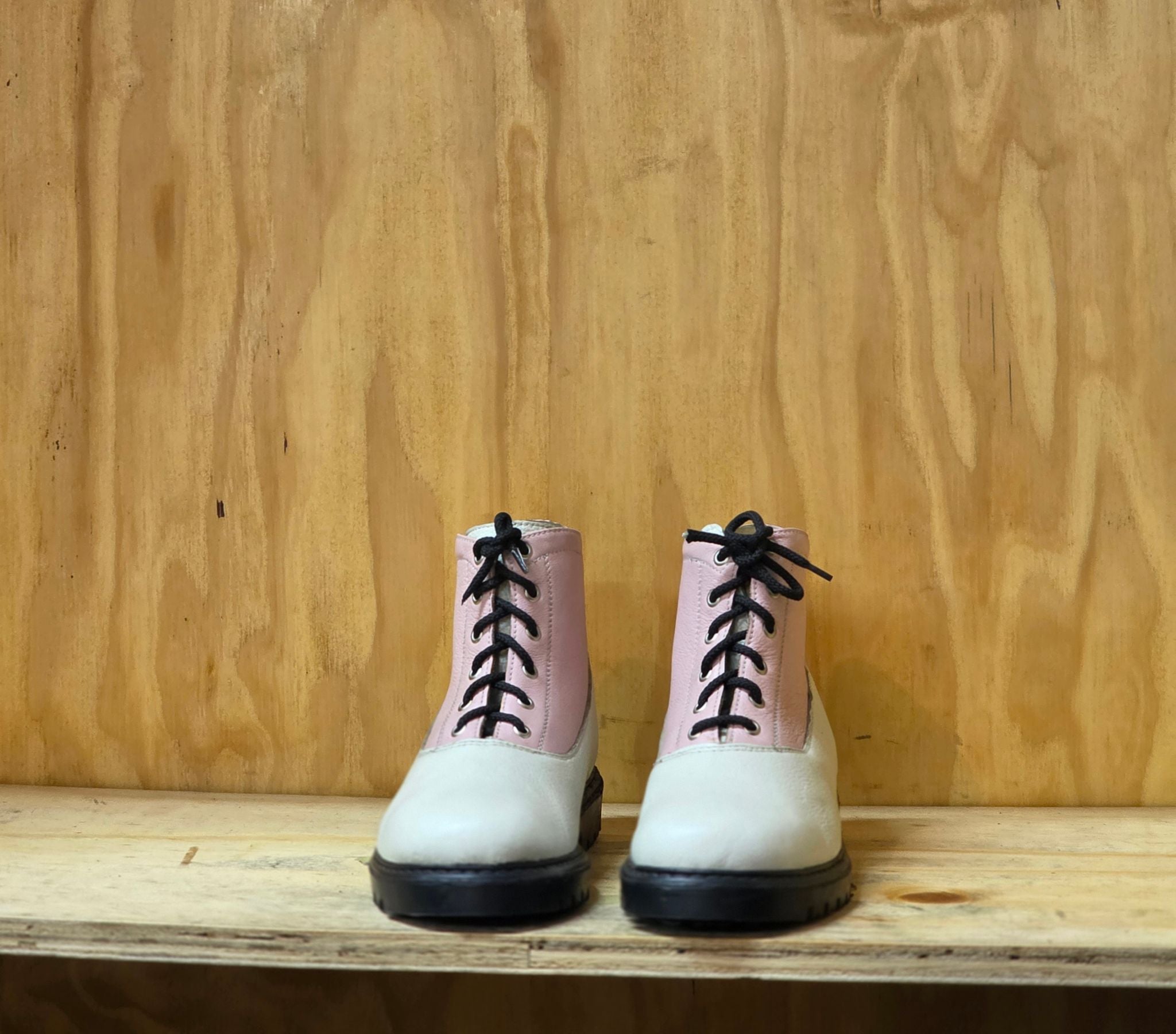 Two-tone Sarah Kicker